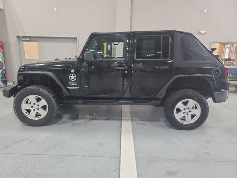 Used 2009 Jeep Wrangler Unlimited Sahara w/ Dual Top Group AWD/4WD image 1