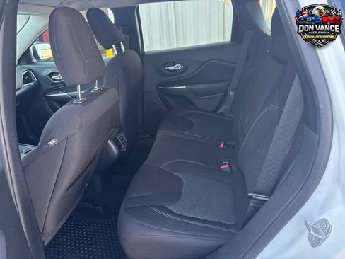 Used 2020 Jeep Cherokee Latitude w/ Cold Weather Group AWD/4WD image 24