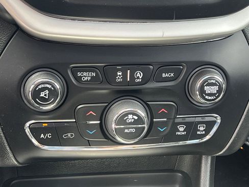 Used 2018 Jeep Cherokee Overland w/ Technology Group AWD/4WD image 30