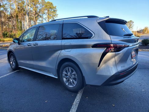 Used 2024 Toyota Sienna XLE image 4