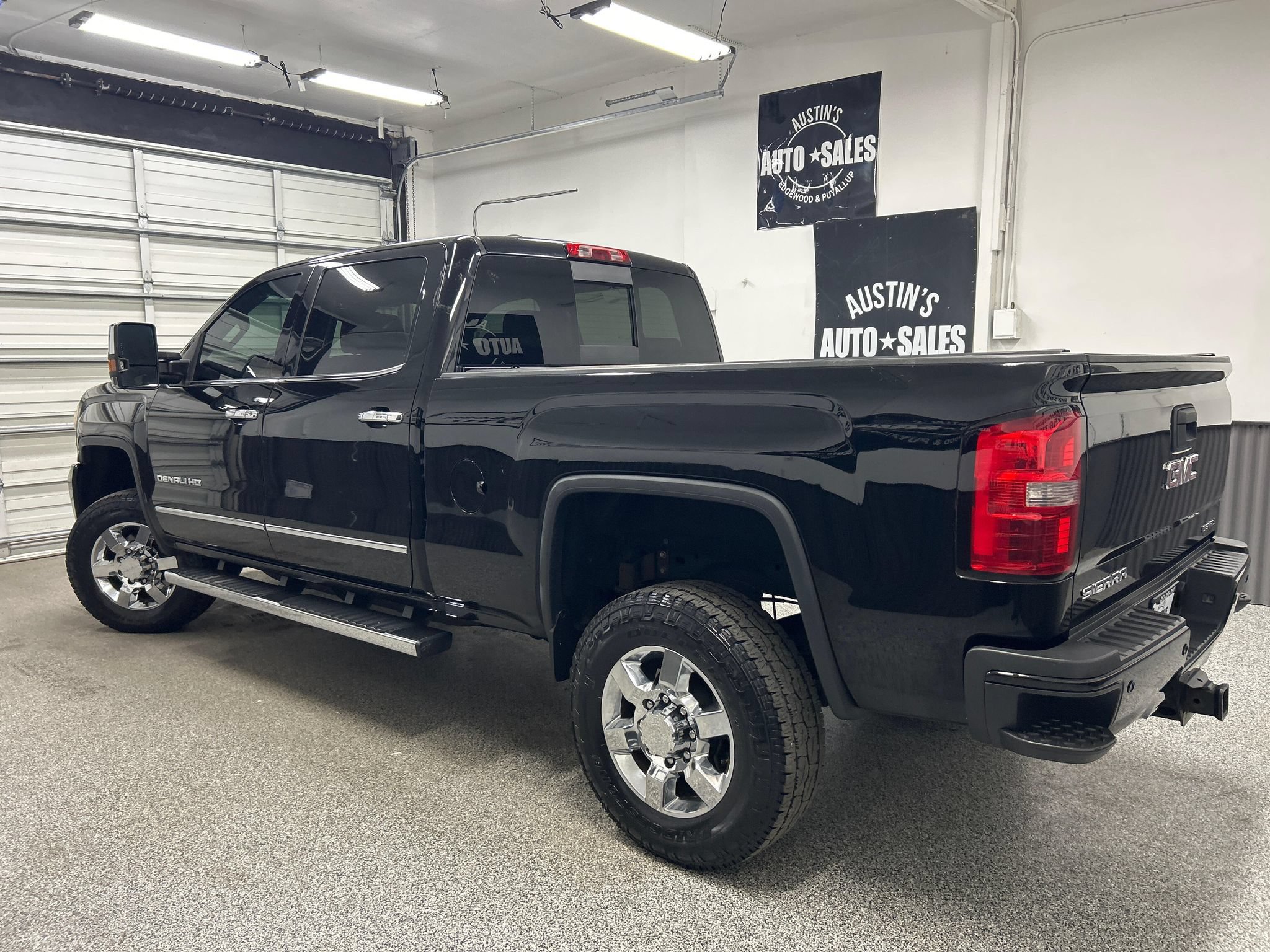 Used 2015 GMC Sierra 3500 Denali w/ Driver Alert Package AWD/4WD image 4