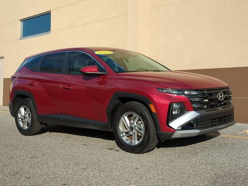 Certified 2025 Hyundai Tucson SE image 2