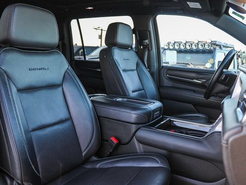 Used 2024 GMC Yukon XL Denali AWD/4WD image 17