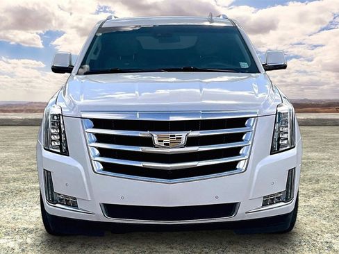 Used 2018 Cadillac Escalade Luxury image 2