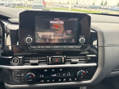Used 2022 Nissan Pathfinder SV AWD/4WD image 18