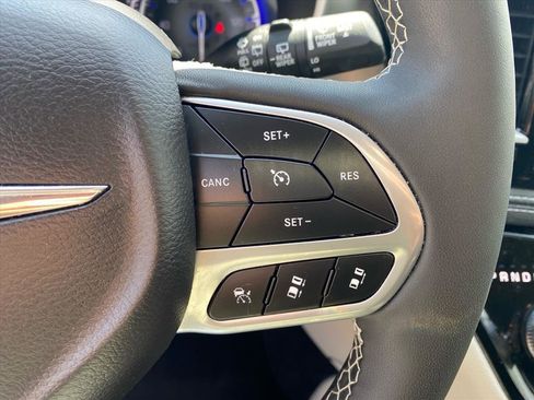 Used 2024 Chrysler Pacifica Touring-L AWD/4WD image 16