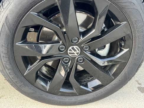 Certified 2024 Volkswagen Taos SE w/ Panoramic Sunroof Package image 12