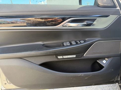 Used 2016 BMW 750i image 9