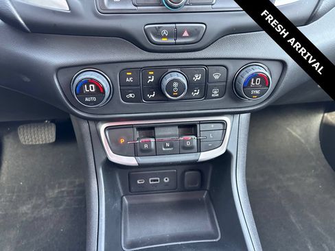 Used 2024 GMC Terrain SLE w/ Driver Convenience Package FWD image 9
