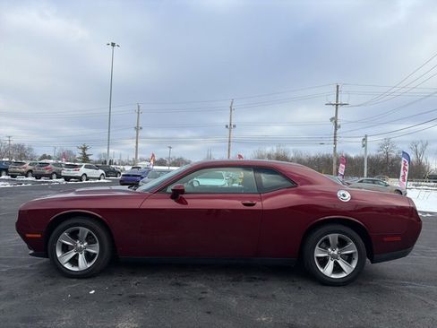 Used 2017 Dodge Challenger SXT image 4