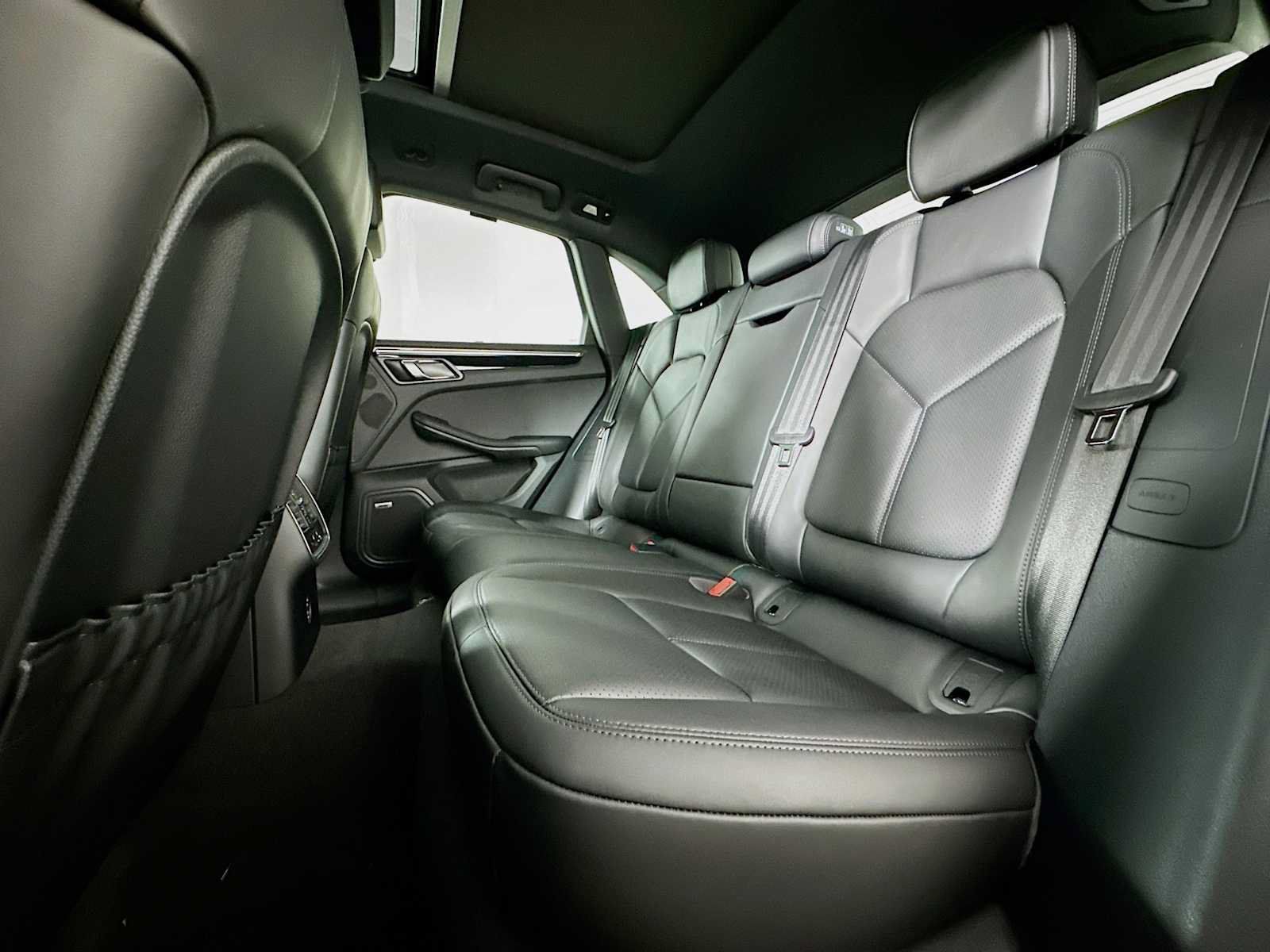 Used 2026 Porsche Macan AWD/4WD image 23