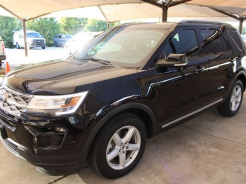 Used 2018 Ford Explorer XLT w/ Equipment Group 201A image 3
