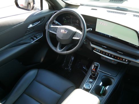 Used 2025 Cadillac XT4 Premium Luxury image 9