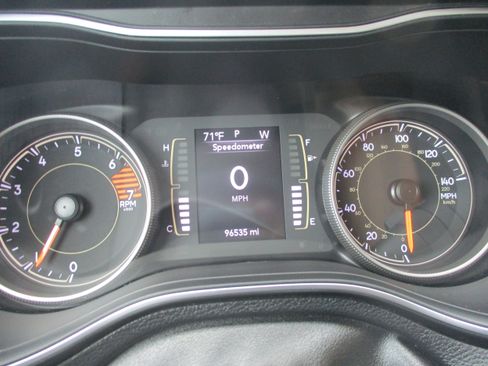Used 2019 Jeep Cherokee Latitude w/ Popular Appearance Group FWD image 25