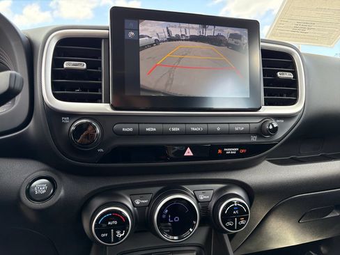 Used 2025 Hyundai Venue SEL FWD image 17