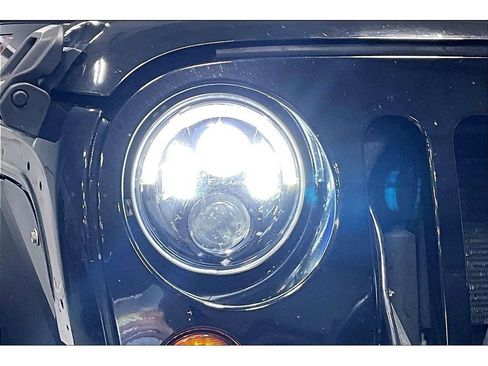 Used 2015 Jeep Wrangler Unlimited Rubicon image 23