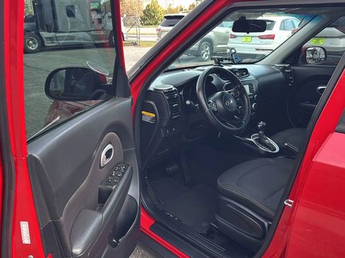 Used 2016 Kia Soul + image 9