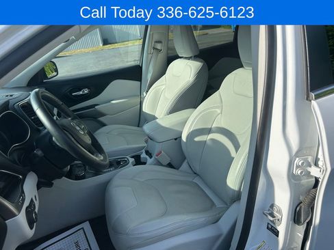 Used 2021 Jeep Cherokee Latitude Lux w/ Comfort/Convenience Group AWD/4WD image 14