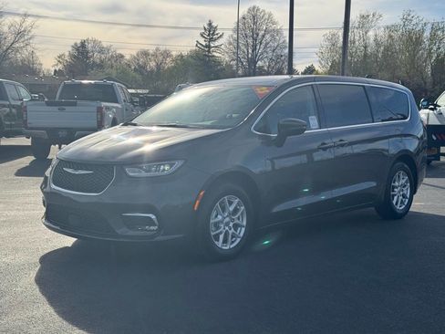 Used 2023 Chrysler Pacifica Touring-L FWD image 13