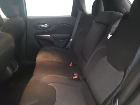 Used 2019 Jeep Cherokee Latitude w/ Cold Weather Group image 18