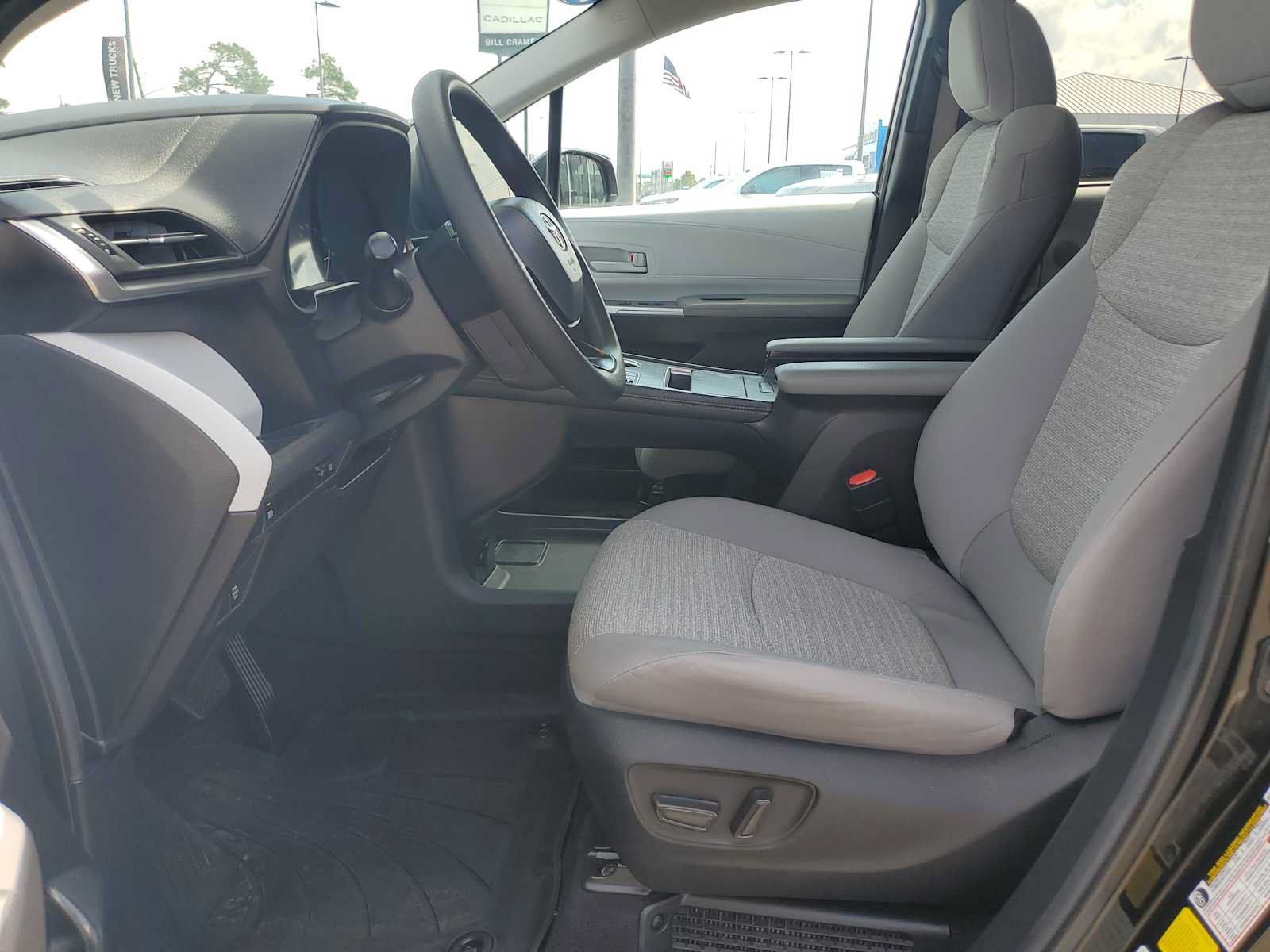 Used 2025 Toyota Sienna LE FWD image 20