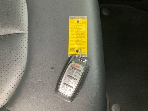 Used 2025 Chrysler Pacifica Select image 17