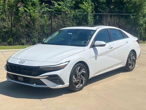 Certified 2025 Hyundai Elantra Limited FWD image 5