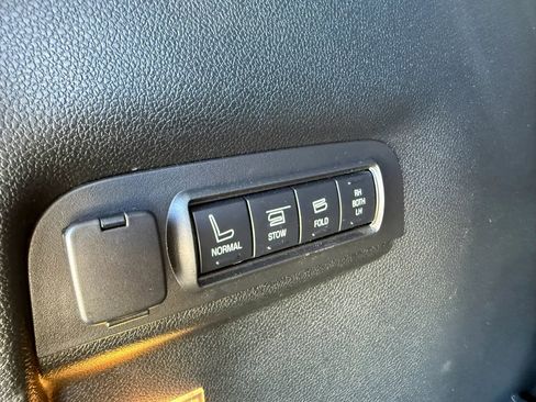 Used 2017 Ford Explorer Platinum image 40