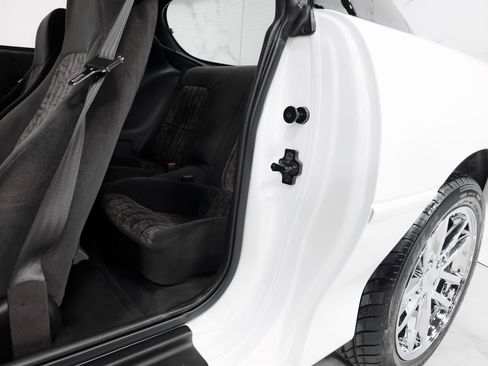 Used 2000 Chevrolet Camaro Z28 w/ SS Performance/Appearance Pkg image 35