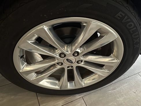 Used 2018 Ford Explorer XLT w/ Equipment Group 202A FWD image 9