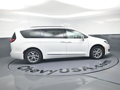 Used 2017 Chrysler Pacifica Limited w/ UConnect Theater Package image 10