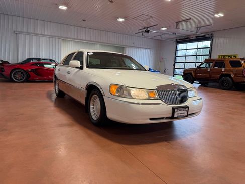 Used 2002 Lincoln Town Car Executive image 6