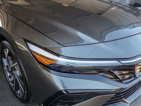 Used 2025 Hyundai Elantra SEL image 3