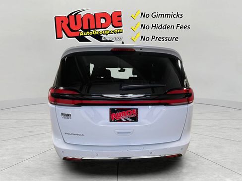 Used 2024 Chrysler Pacifica Touring-L image 4