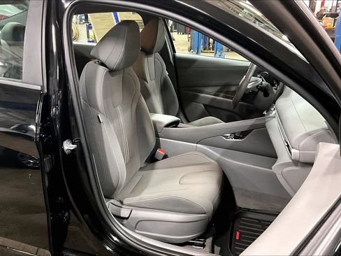 Used 2023 Hyundai Elantra SEL w/ Convenience Package image 7