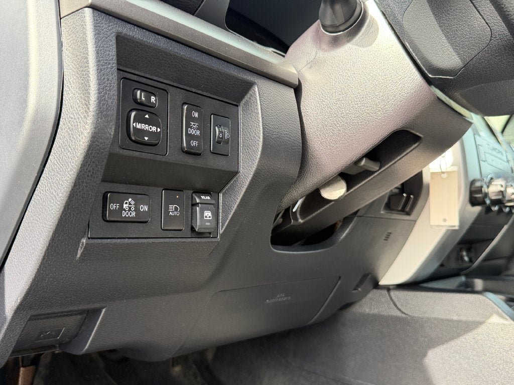 Used 2018 Toyota Tundra SR5 w/ SR5 Upgrade Package AWD/4WD image 20