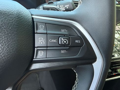 Used 2023 Jeep Grand Cherokee Laredo AWD/4WD image 18