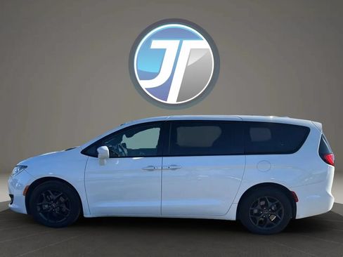 Used 2020 Chrysler Pacifica Touring w/ S Appearance Package FWD image 13