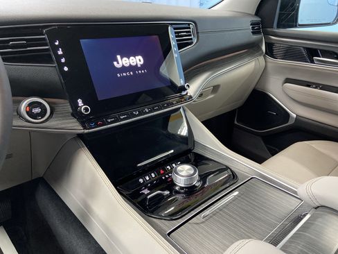 Used 2024 Jeep Wagoneer Series II w/ Flexible Seating Group image 15