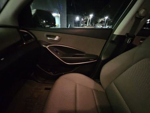 Used 2017 Hyundai Santa Fe SE image 3