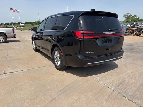 Used 2025 Chrysler Pacifica Select FWD image 8