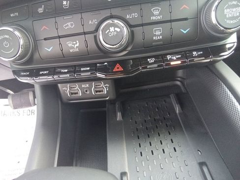 New 2026 Chrysler Pacifica Select w/ S Appearance Package image 21