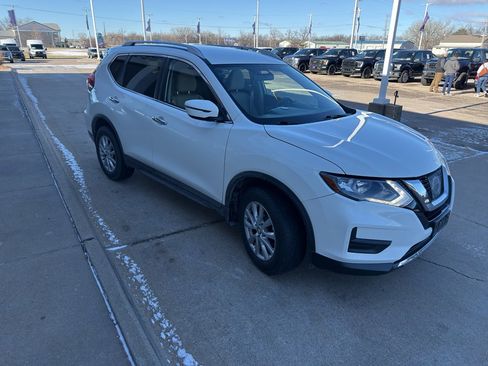 Used 2017 Nissan Rogue SV image 3
