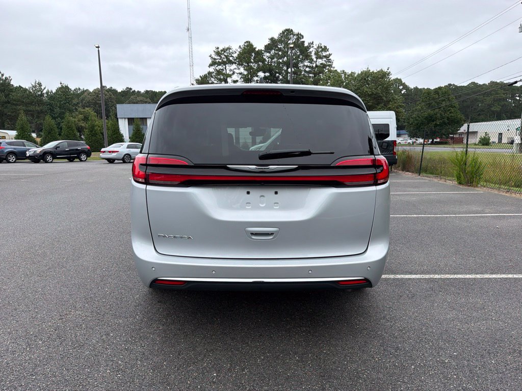 Used 2024 Chrysler Pacifica Touring-L FWD image 6