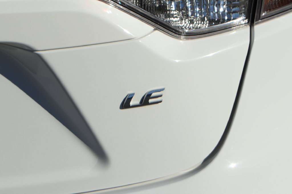 Used 2020 Toyota Corolla LE w/ Carpet Mat Package (TMS) FWD image 42