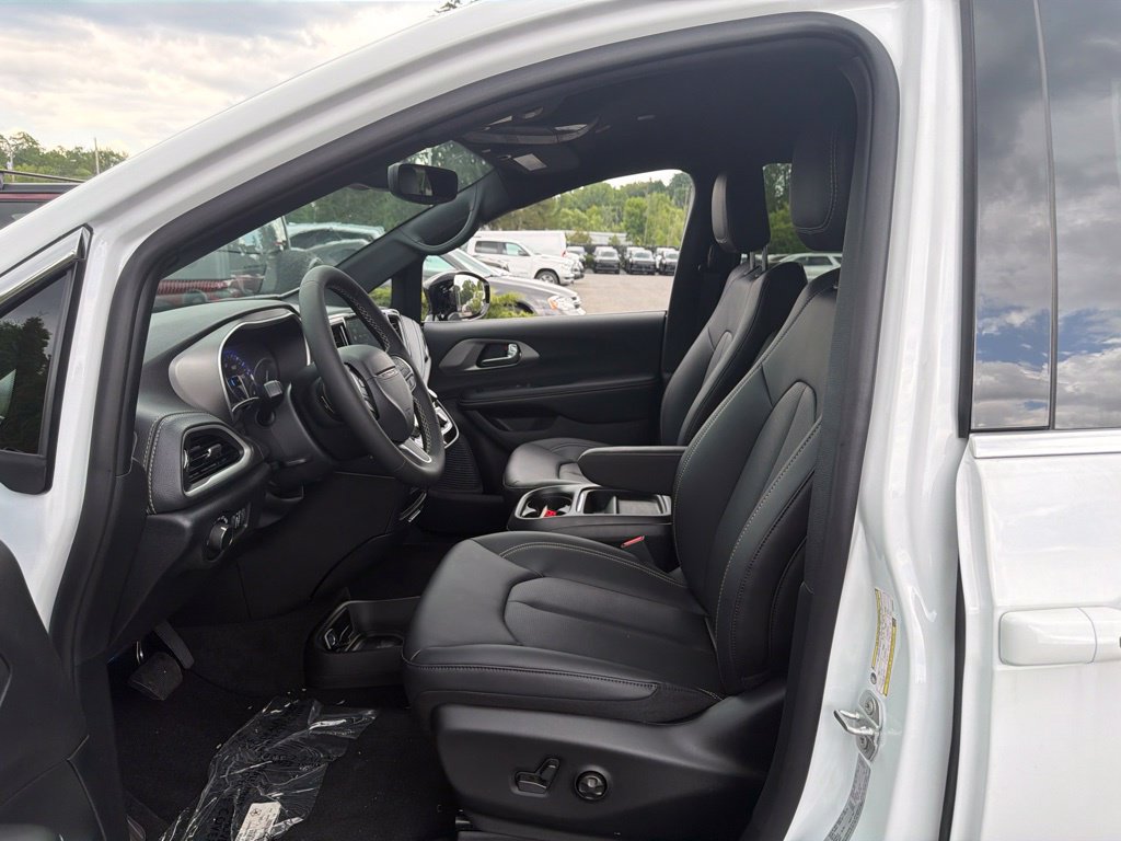 New 2027 Chrysler Pacifica Select AWD/4WD image 12