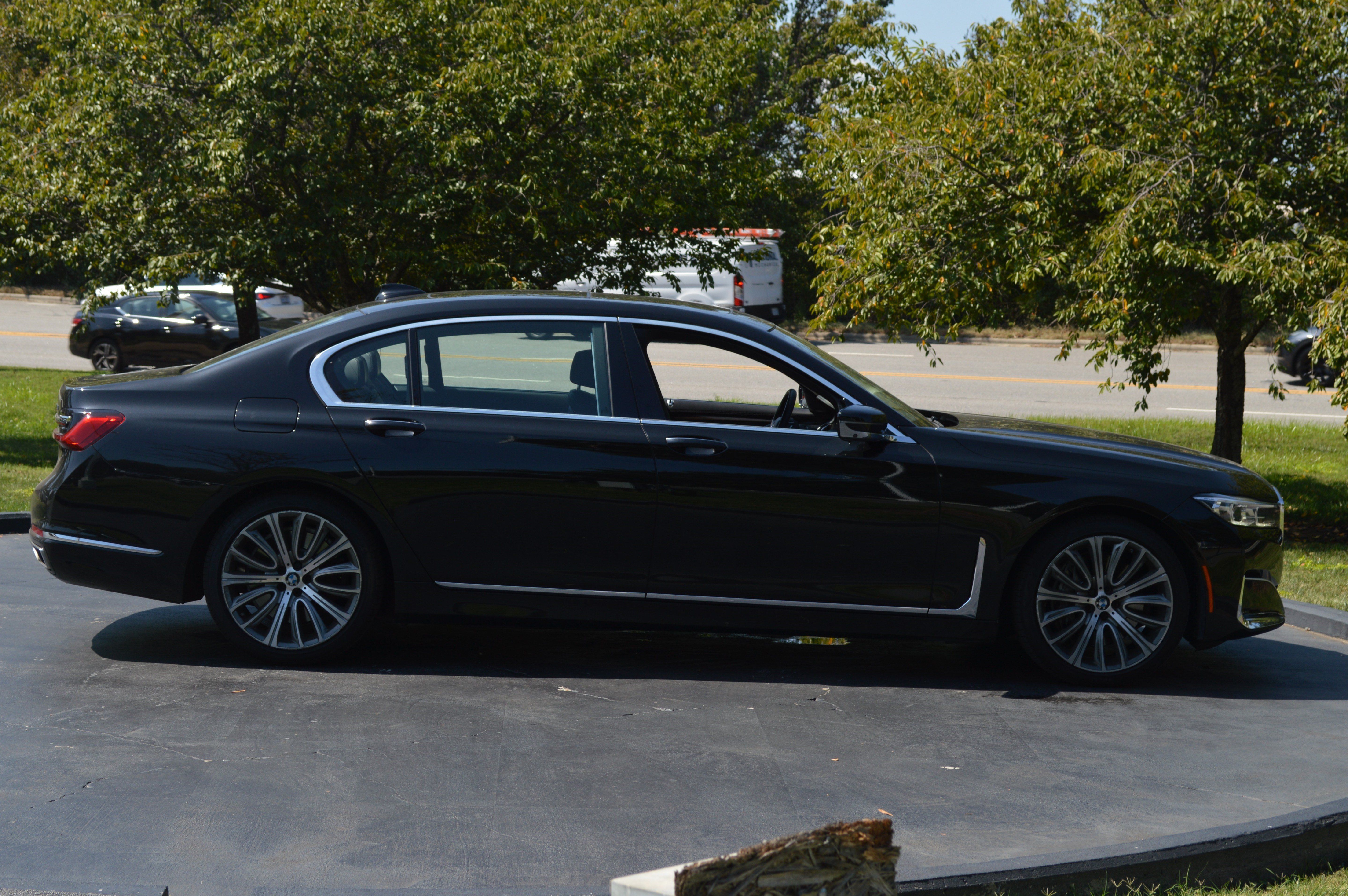 Used 2022 BMW 750i xDrive w/ Executive Package AWD/4WD image 12