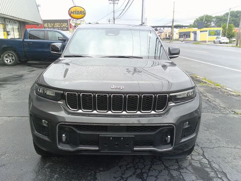 Used 2022 Jeep Grand Cherokee Overland w/ Luxury Tech Group IV AWD/4WD image 9