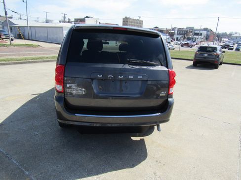 Used 2017 Dodge Grand Caravan SXT FWD image 4