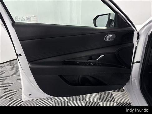 Used 2025 Hyundai Elantra Hybrid FWD image 38